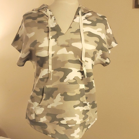 Philosophy Tops - Philosophy Short sleeve Camo top